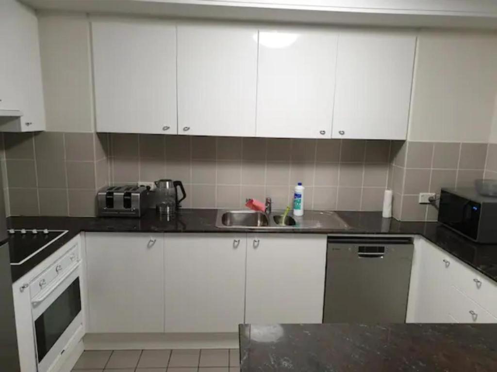 Dana-Cozy Private Room In Shared Central Apt-Rm 2 堪培拉 外观 照片